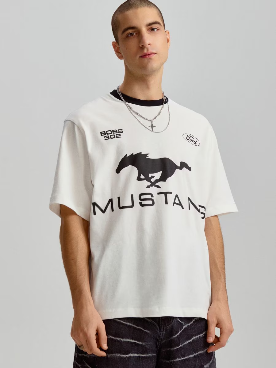 Ford Mustang Oversize T-Shirt off-white mit schwarzem Running Horse und Modellemblemen