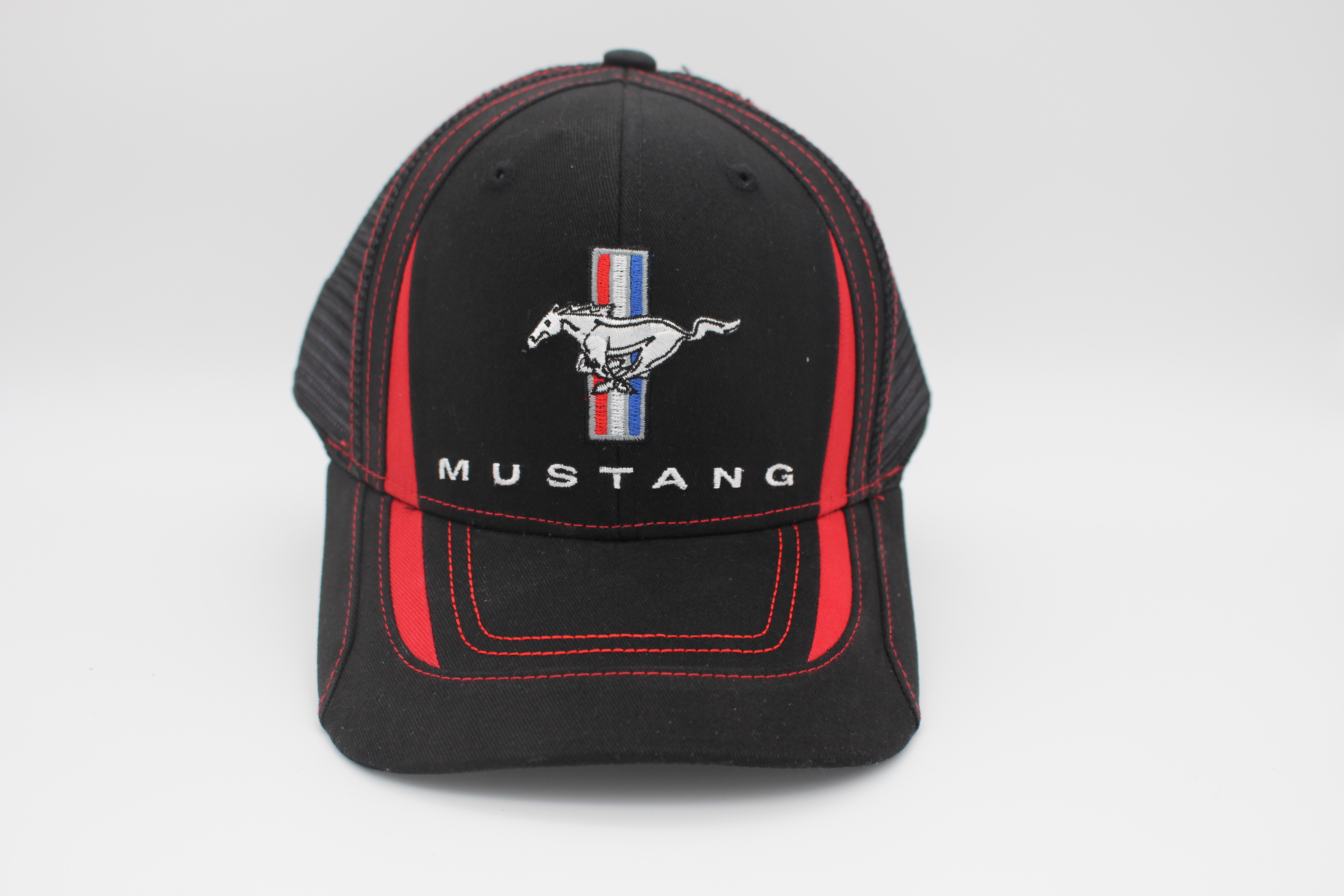 Ford Mustang Trucker Cap rot und schwarz mit Tri-Bars