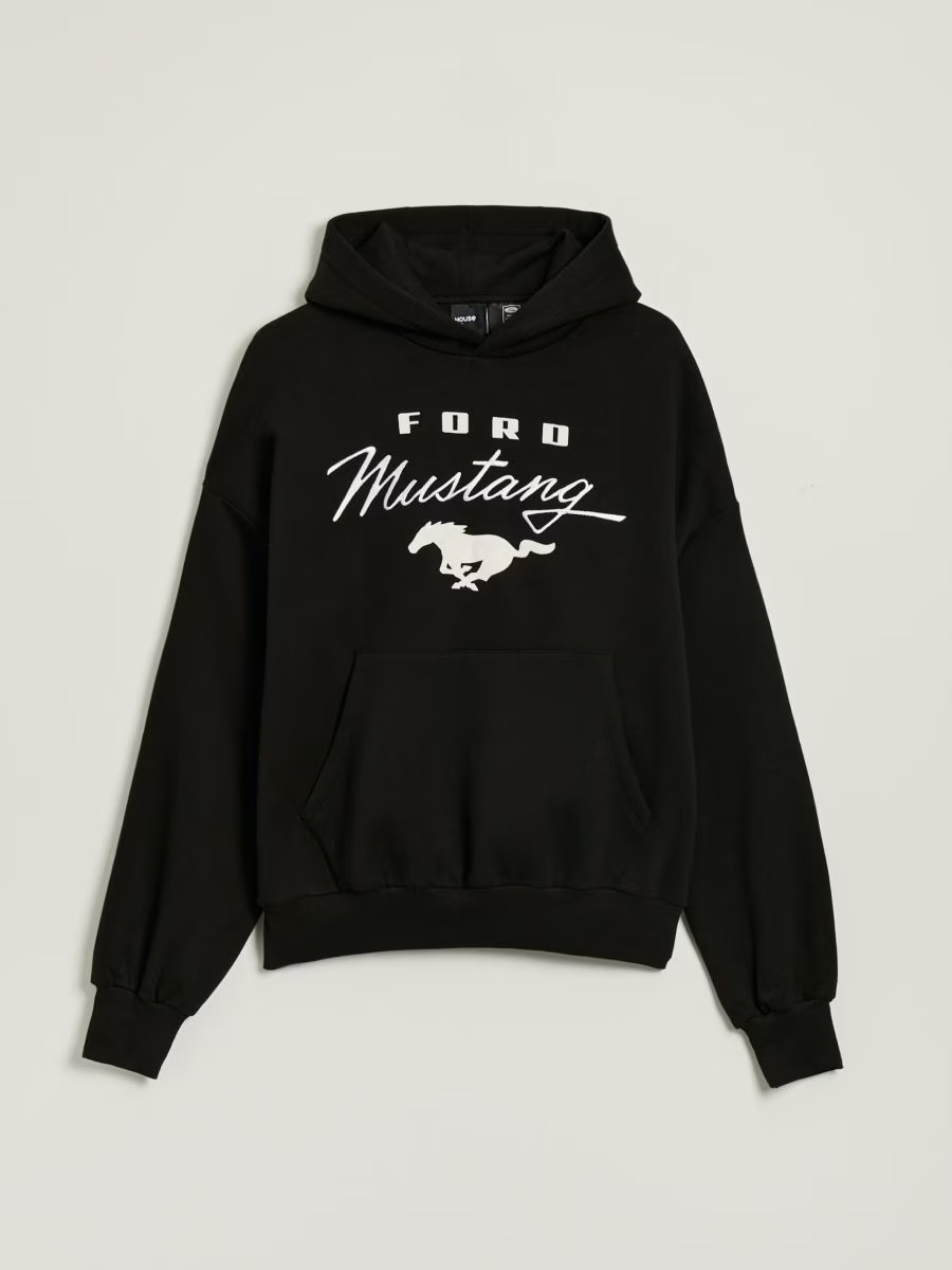 Ford Mustang Hoodie in schwarz mit weißem Ford Mustang Schriftzug und Running Horse