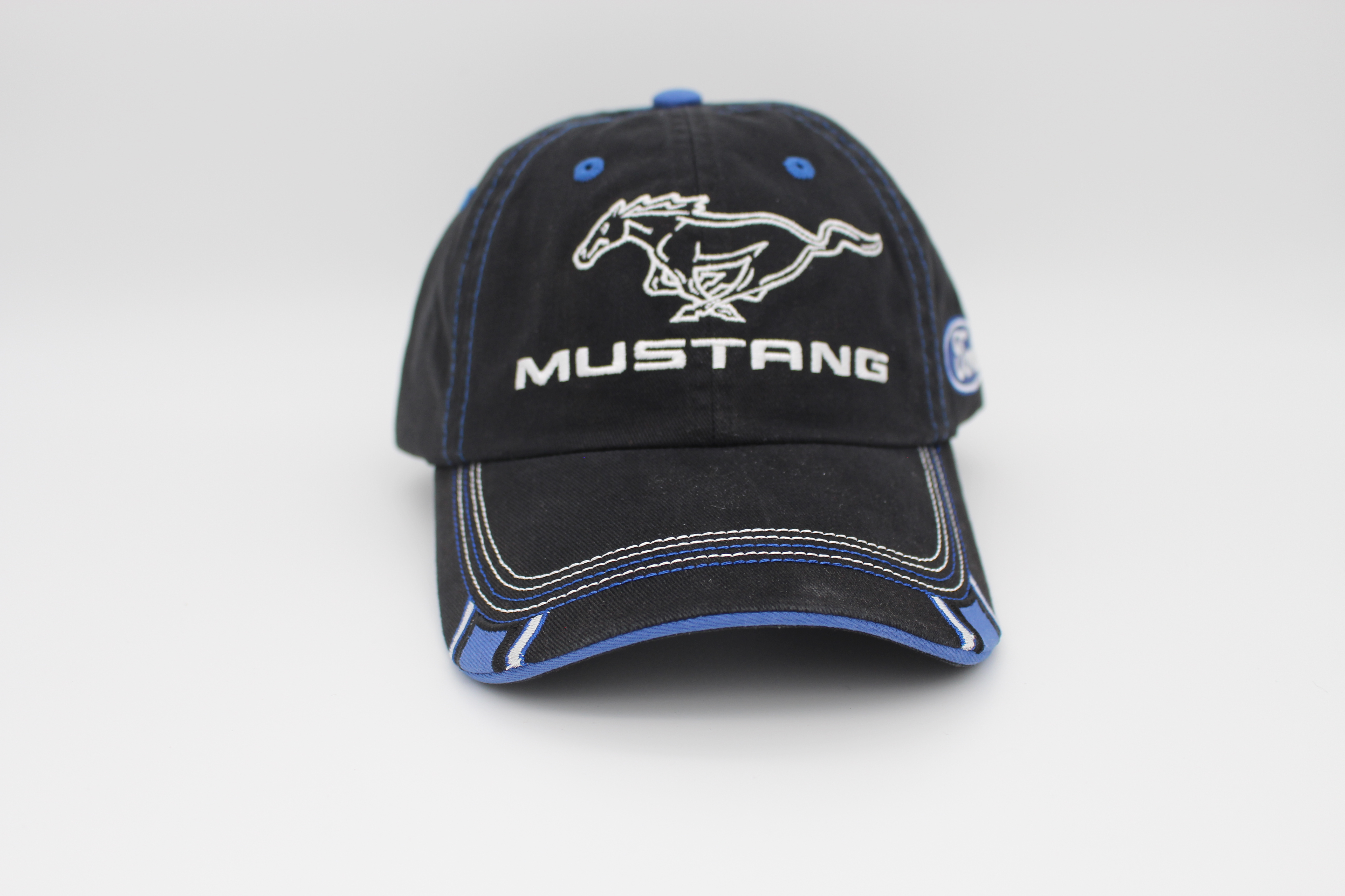 Ford Mustang Cap schwarz und blau mit weißen Running Horse vorne und Mustang Schriftzug sowie Ford Logo auf der Seite